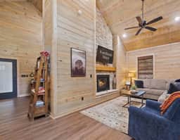 Cozy Poolside Getaway for Couples and Small Groups