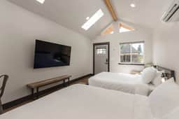 Twilight #4: Private Porch, Fire Pit, Plush Beds
