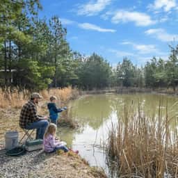 Waterfront, Hot Tub, Fire Pit, Fishing & Games!