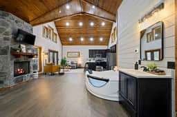 Couples Retreat w/ Hot Tub, Jacuzzi, Fireplaces