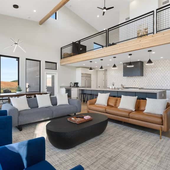 The Bluebird Flagstaff, Jacuzzi, Sleeps 26 - Image 1