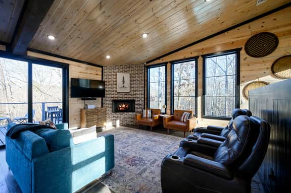 New! Heated Pool, Hottub, Stream, Bunk Room, Games