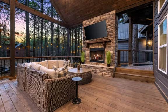 NEW! Outdoor Lounge, Hot Tub, Firepit, King Suites